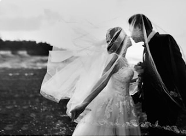 Couple under the veil, in black and white